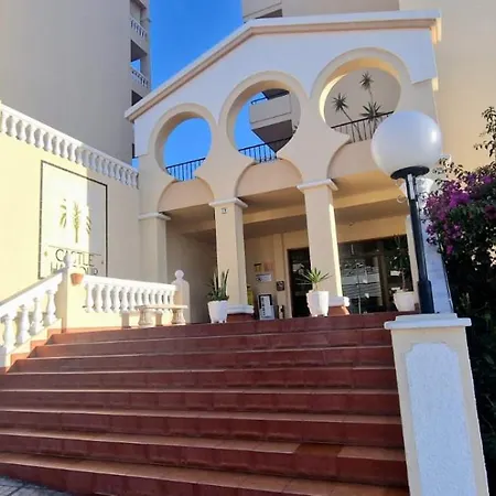 Daire Spacious 3-bedroom Apartment, Ac, Priv Parking, Heated Pool & Ocean View In Castle Harbour, Arona