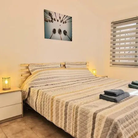 Daire Spacious 3-bedroom Apartment, Ac, Priv Parking, Heated Pool & Ocean View In Castle Harbour, Arona *