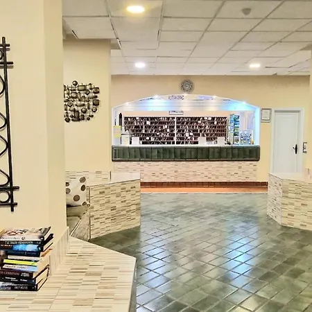 Daire Spacious 3-bedroom Apartment, Ac, Priv Parking, Heated Pool & Ocean View In Castle Harbour, Arona